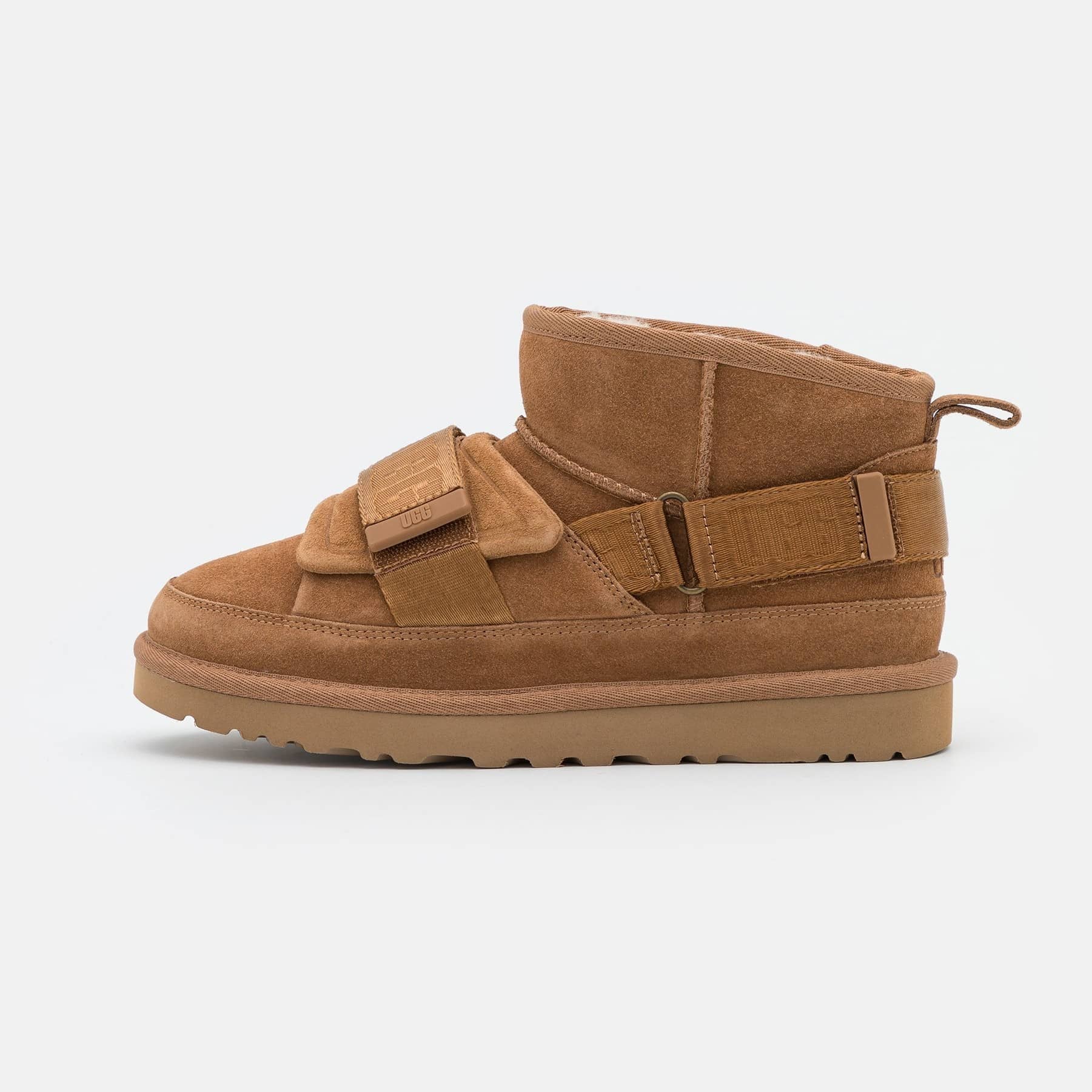 雑誌掲載！冬のマストアイテム！【UGG】現代と時代を超越したCLASSIC ULTRA MINI HYBRID