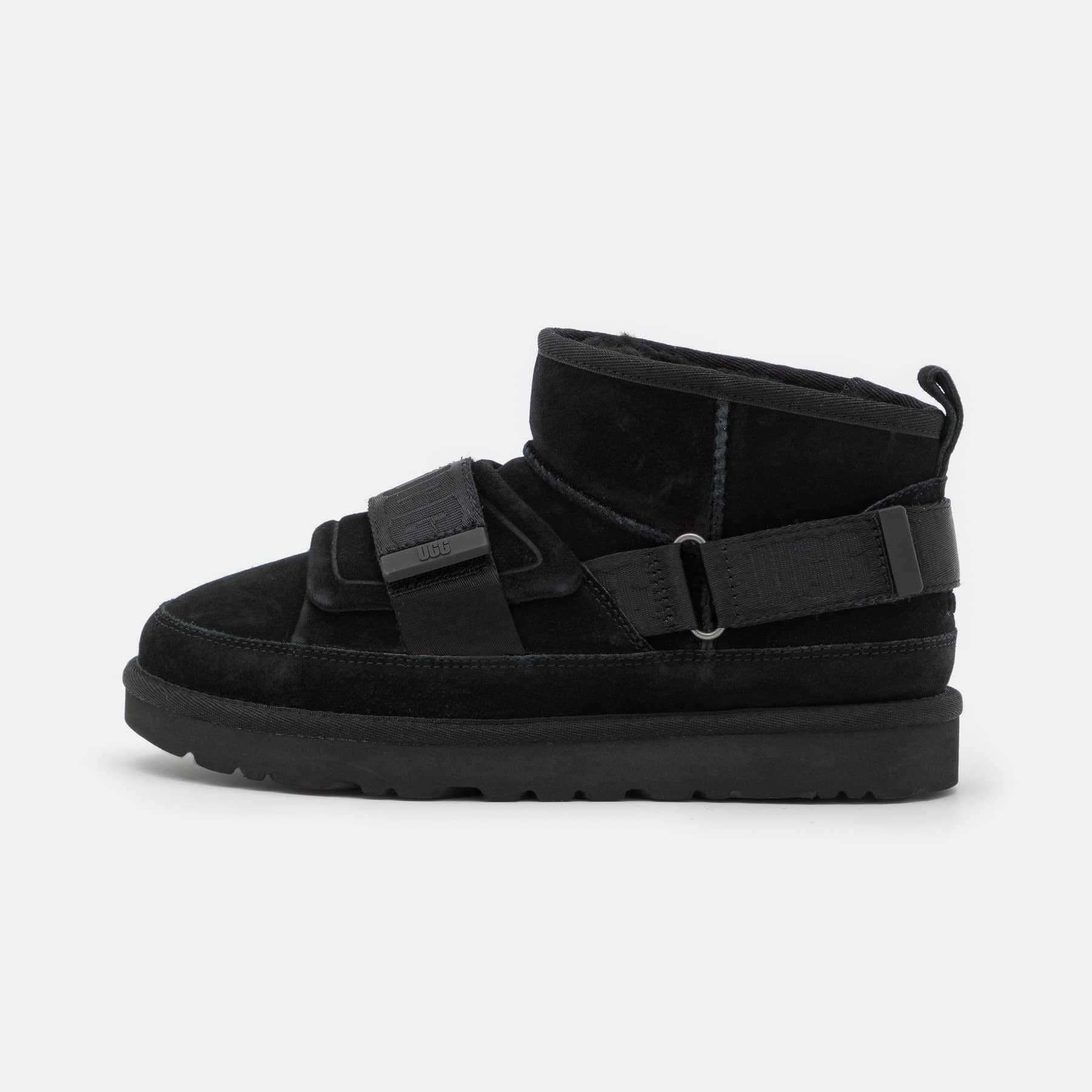 雑誌掲載！冬のマストアイテム！【UGG】現代と時代を超越したCLASSIC ULTRA MINI HYBRID