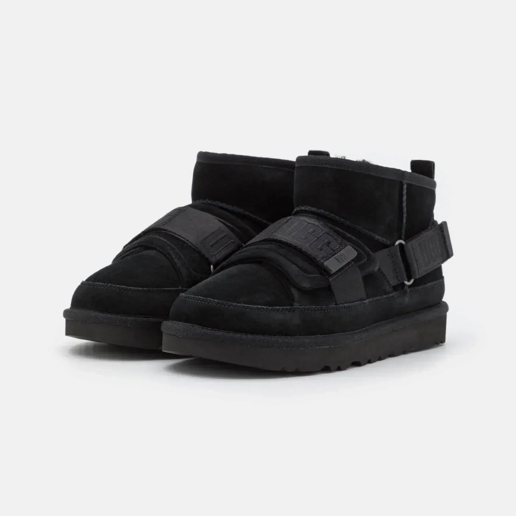 雑誌掲載！冬のマストアイテム！【UGG】現代と時代を超越したCLASSIC ULTRA MINI HYBRID
