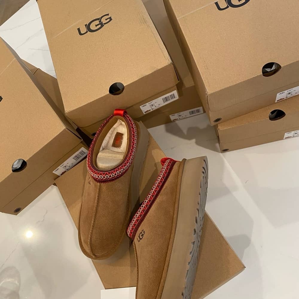 【UGG】💓11月発売予定！🔥秋冬に大活躍！日本人気上昇中↑↑↑💓渡辺直美さん着用♪TAZZ タズ 厚底 スリッポン